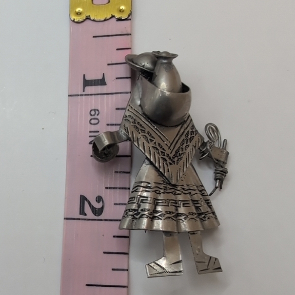 Artistic Silver Figure Brooch - Picture 5 of 5